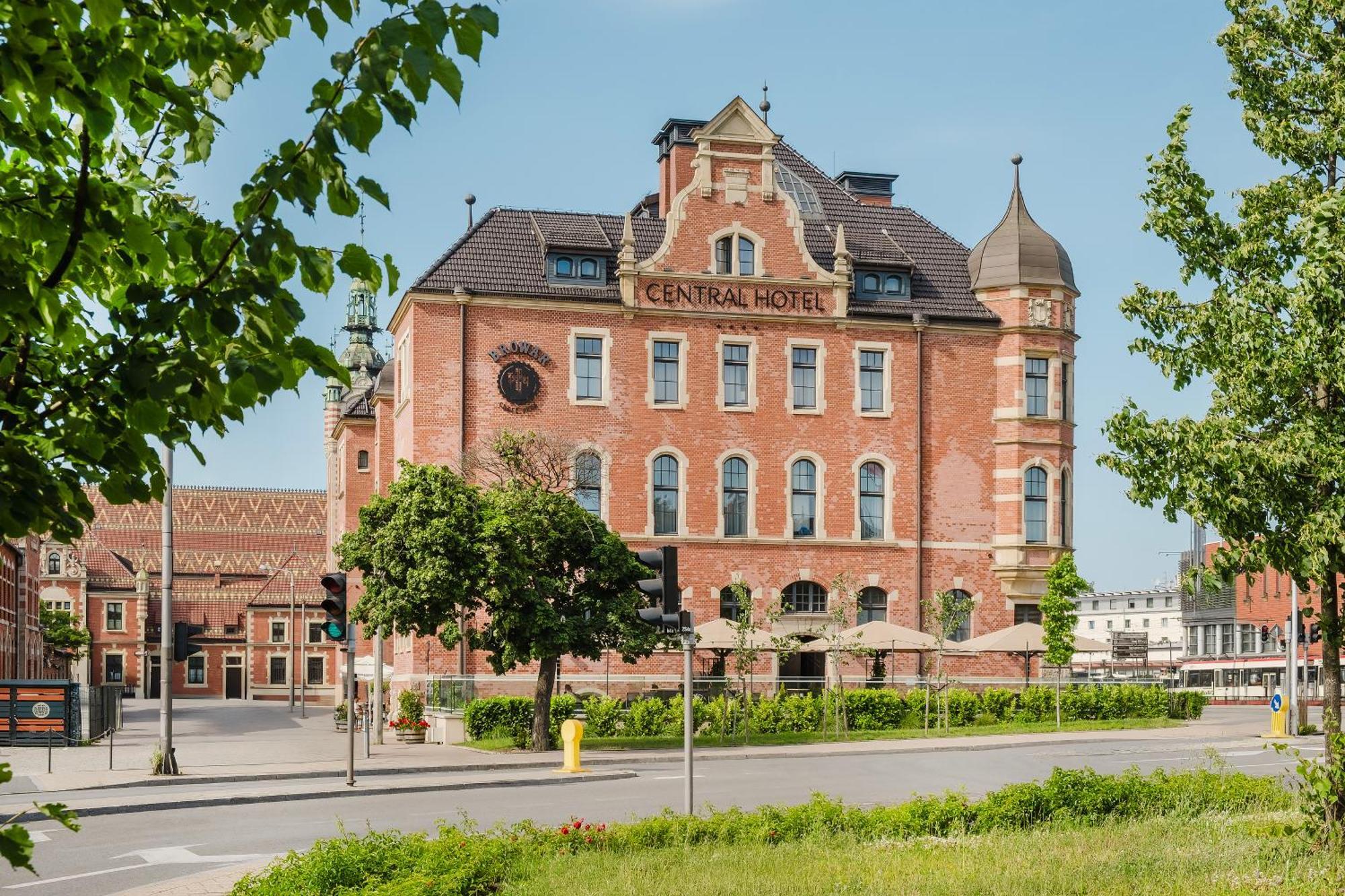 Staying In Centrum Gdansk: 4 Romantic Hotels Compared