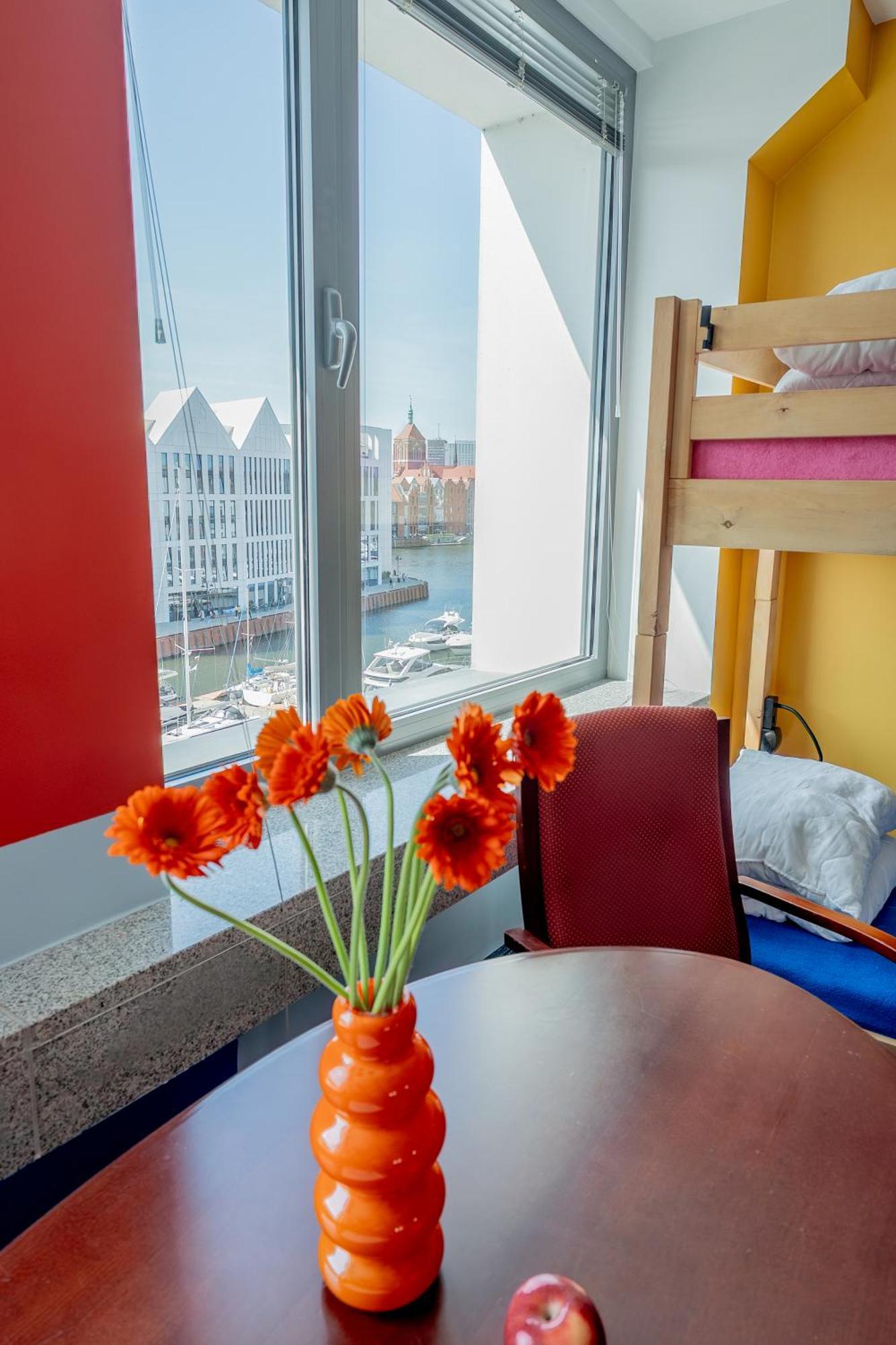 6 Smart Central Hotels Near Centrum Hewelianum to Book